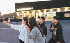 买玩具“悦己” 摄影找“搭子” 青年消费 “花
